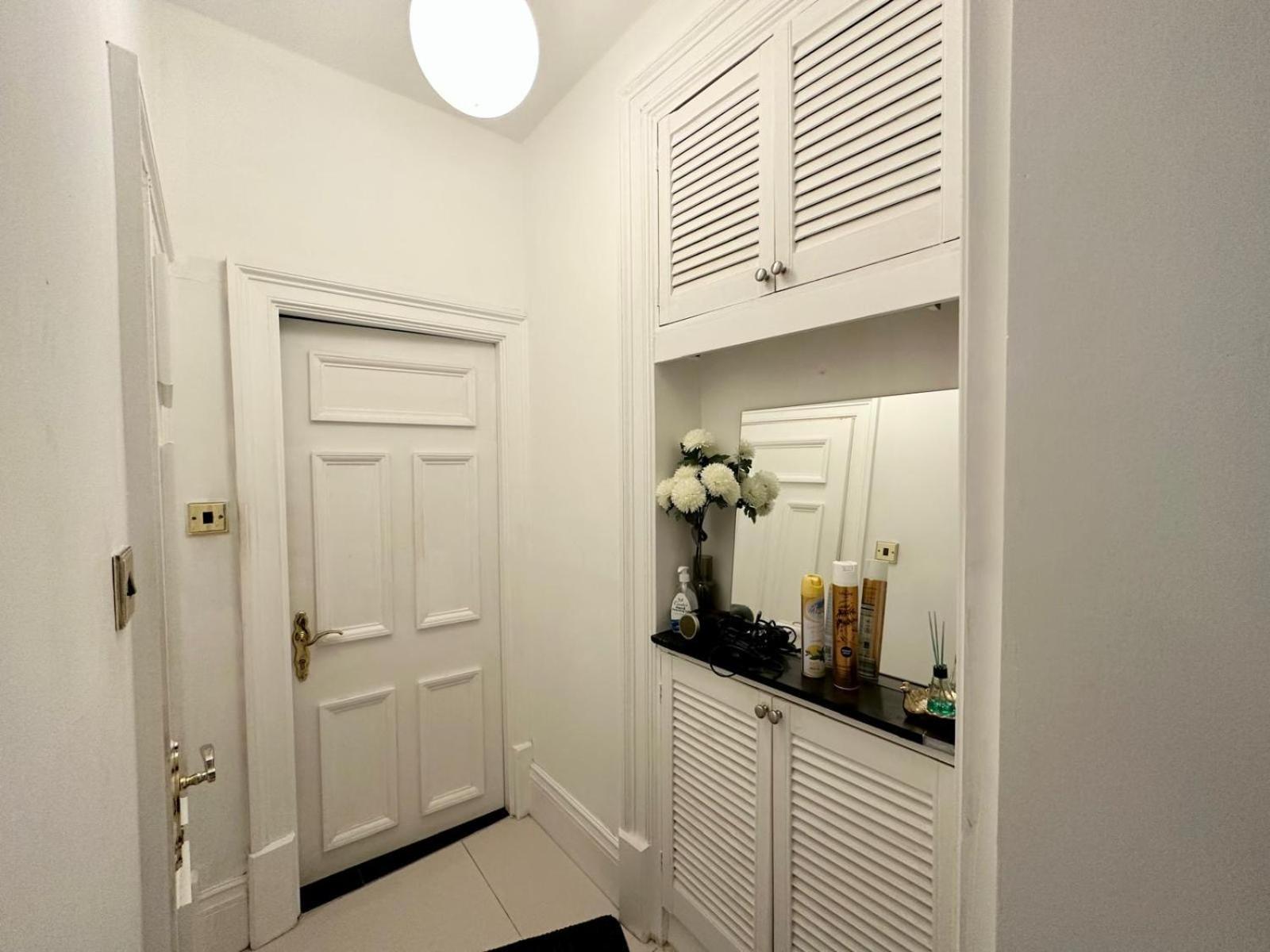 Homestay Private Double In West Marylebone, 1 Step To Tube Station *