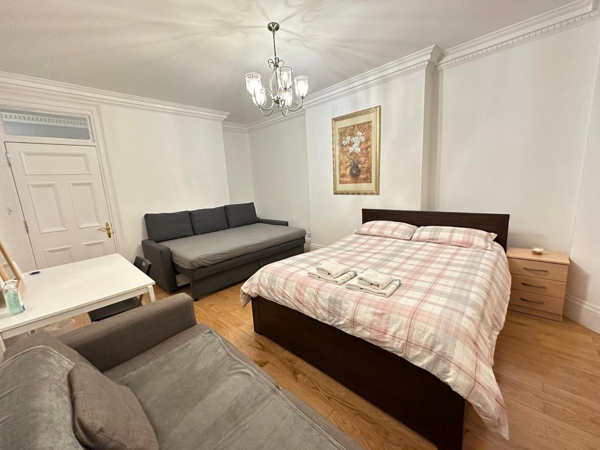Homestay Private Double In West Marylebone, 1 Step To Tube Station London
